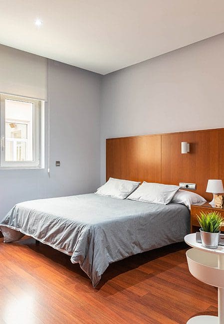 Detalle cama doble habitación individual premium residencia universitaria Aranjuez
