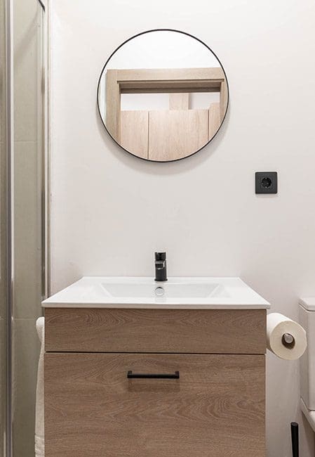 Detalle lavabo baño en habitación individual en residencia universitaria en Madrid