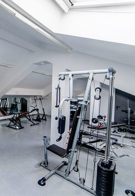 Detalle máquina gimnasio residencia universitaria en Burgos