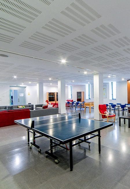 Detalle mesa ping pong sala de estar residencia universitaria en Burgos