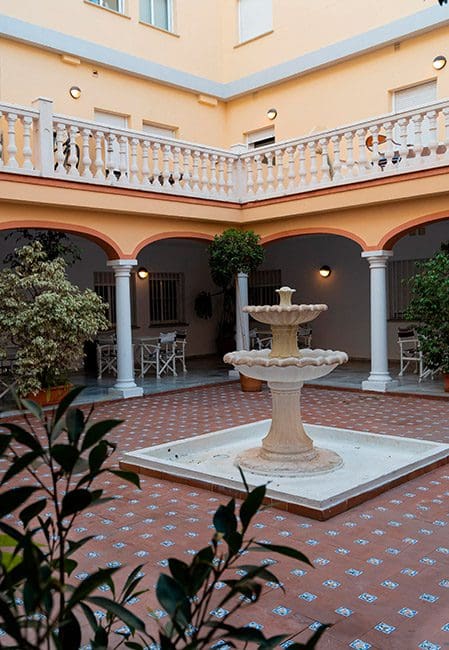 Patio andaluz interior residencia univarsitaria en Málaga