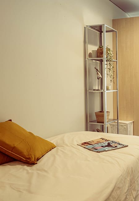 Imagem quarto individual totalmente mobilado com a sua própria casa de banho privada